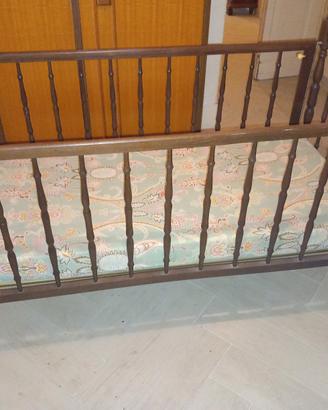 lettino per bambini con sponde
