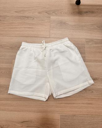 Costume bianco nuovo
