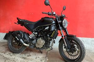 HUSQVARNA SVARTPILEN 125 con 130km