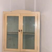 Angoliera vintage in legno e vetrina