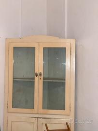 Angoliera vintage in legno e vetrina