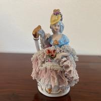 Statuetta donna con arpa in porcellana
