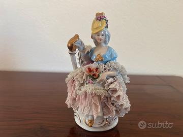 Statuetta donna con arpa in porcellana
