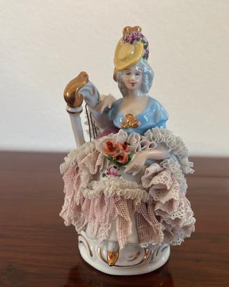 Statuetta donna con arpa in porcellana