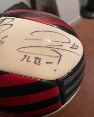 Pallone Milan, autografi giocatori