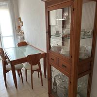 Tavolo con sedie e vetrina
