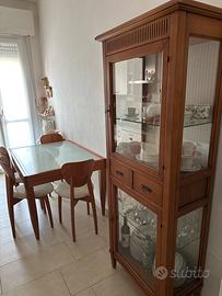 Tavolo con sedie e vetrina