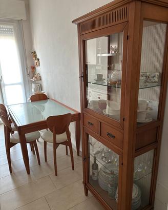 Tavolo con sedie e vetrina