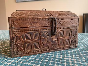 Scatola artigianale in legno forziere portagioie