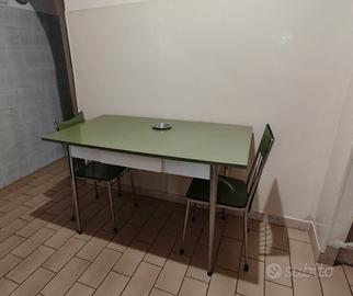 tavolo e sedie in laminato 