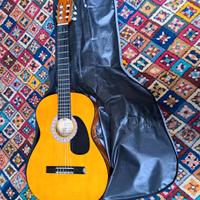 Chitarra classica con custodia + 2 plettri in rega