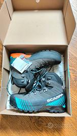 Scarponi Scarpa ribelle HD N° 43. Intonsi.