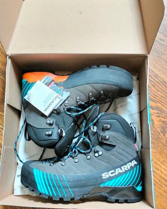 Scarponi Scarpa ribelle HD N° 43. Intonsi.