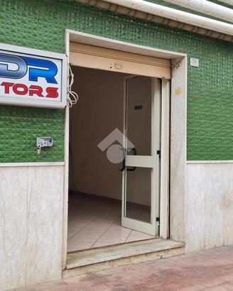 NEGOZIO A CURTI