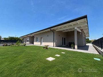 Villa di 285 m² con 5 locali e box auto a Verona