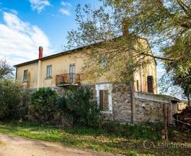 Caratteristico casale con 16 ettari di terreno