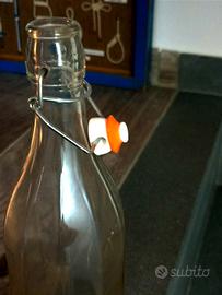 sei bottiglie di vetro 