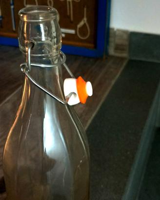 sei bottiglie di vetro 