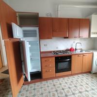 Cucina con elettrodomestici