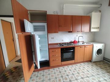 Cucina con elettrodomestici