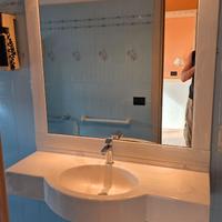 Lavandino specchio e cappello con lampadine