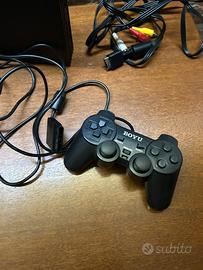 playstation 2 con 2 controller e un cavo ethernet