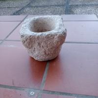 Antico mortaio in pietra 