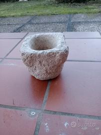 Antico mortaio in pietra 