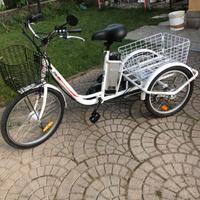 Triciclo elettrico con pedalata assistita