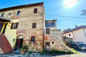 Casa indipendente di 80 m² con più di 5 locali a A