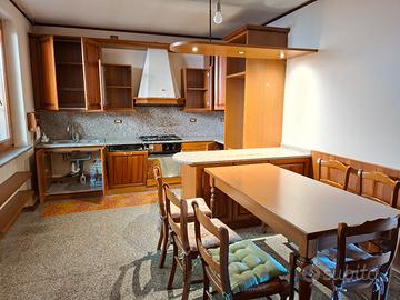 cucina completa di elettrodomestici