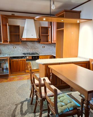 cucina completa di elettrodomestici