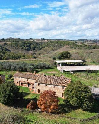 Rustico / Casale di 1075 m² con più di 5 locali e 