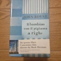 il bambino con il pigiama a righe