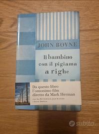 il bambino con il pigiama a righe