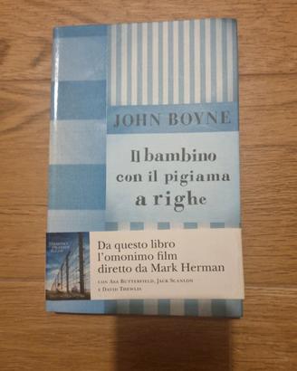 il bambino con il pigiama a righe