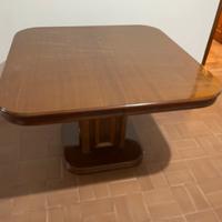 Tavolo in legno quadrato allungabile