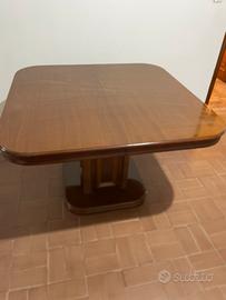 Tavolo in legno quadrato allungabile