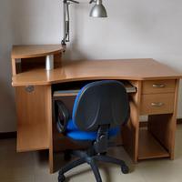 Scrivania completa di sedia girevole e lampada