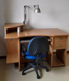 Scrivania completa di sedia girevole e lampada