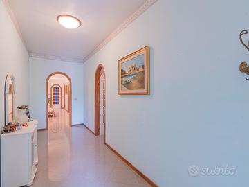 Comodo appartamento in villa mondello