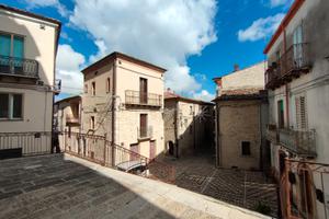 Casa di paese ristrutturata e ammobiliata
