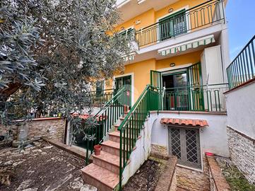 VILLA A SCHIERA A MARANO DI NAPOLI