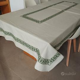 Copri tavolo in tricot ricamato a mano
