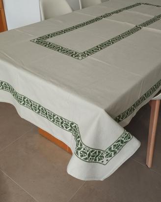 Copri tavolo in tricot ricamato a mano