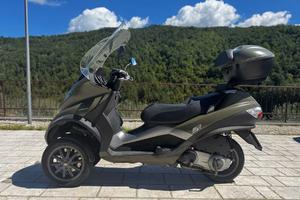 Scooter Piaggio MP3 250 con casco BT