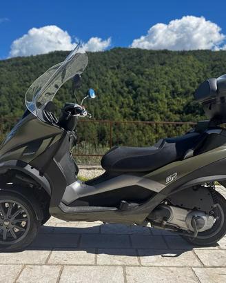 Scooter Piaggio MP3 250 con casco BT