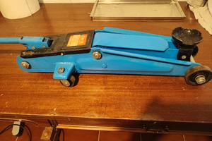 Cric idraulico a carello 2T  e cric a bottiglia 3T