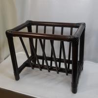 portariviste in legno scuro con legature in pelle