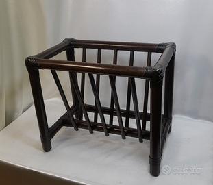 portariviste in legno scuro con legature in pelle